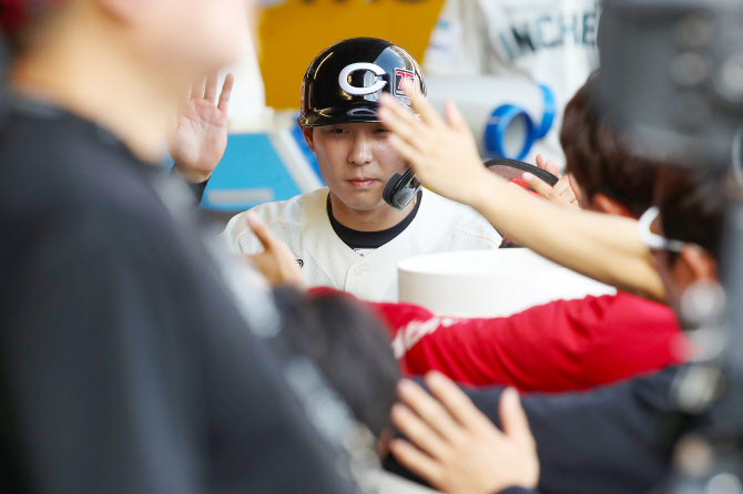 '김성욱 투런포' SSG, 두산 추격 뿌리치고 3위 굳히기...김광현 시즌 9승