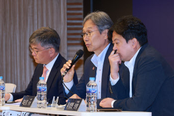 “강등 부담으로 생존에만 집중” vs “1부리그 팀 수 줄여야”