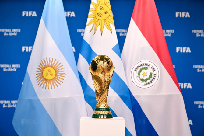 2030년 월드컵, 64개국으로 확대?...FIFA, 남미대표단과 논의