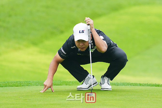 [포토] 전가람, 버디를 원하는 매서운 눈빛