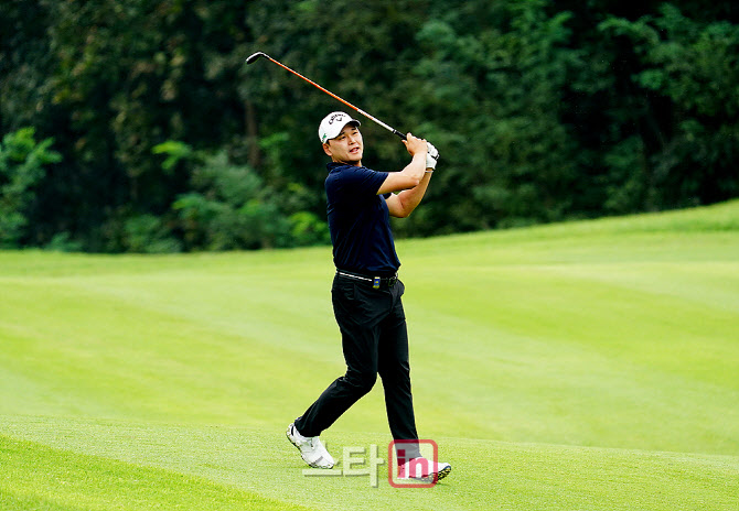 [포토] 타구 바라보는 김준성