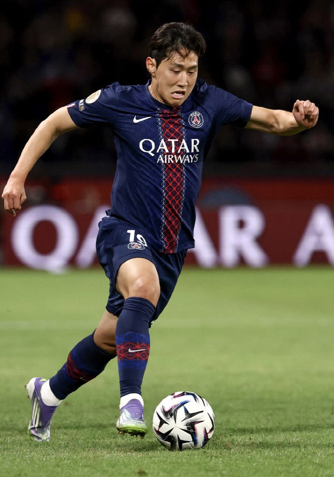 이강인, 선발 출전해 팀 2골 기여...PSG, 오세르 꺾고 리그 선두