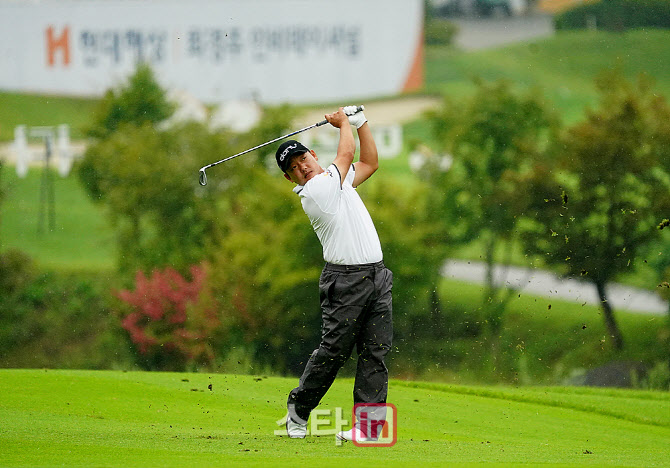 [포토] 김기환, 정교한 아이언샷 컨트롤