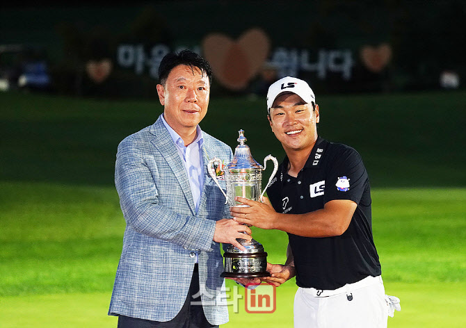 [포토] 전가람, 현대해상 이석현 대표이사로부터 우승트로피