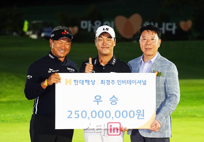 [포토] 전가람, 현대해상 이석현 대표이사와 최경주재단 최경주 프로로부터 우승상금
