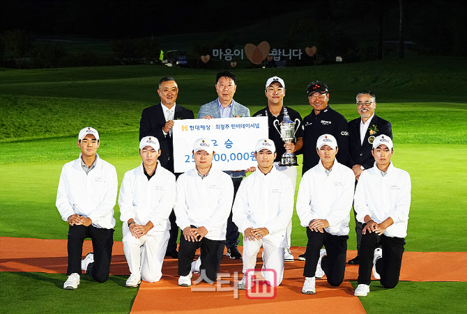 [포토] 전가람, 내빈분들과 최경주재단 꿈나무들과 함께