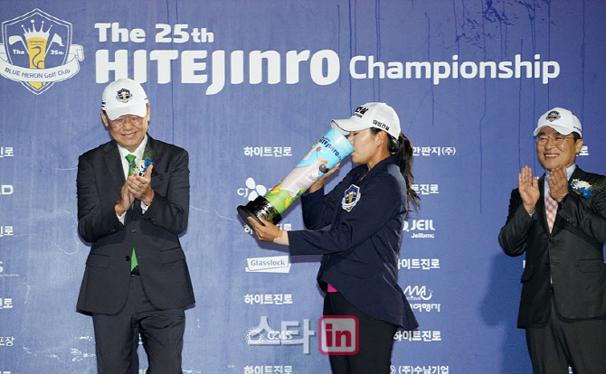 [골프in 포토] 성유진,맥주 원샷 세레모니