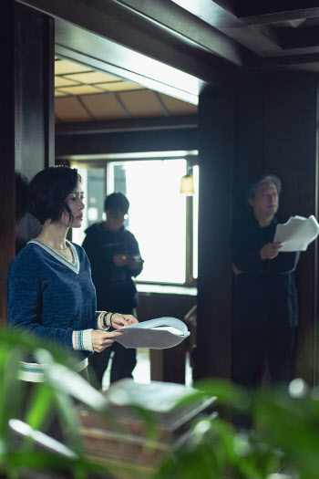 '어쩔수가없다' 손예진·염혜란, 같은 의상 다른 색 입은 이유…트리비아 공개