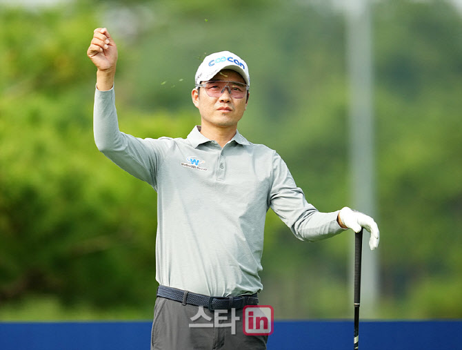 [골프in 포토] 현정엽,바람 방향을 살핀다