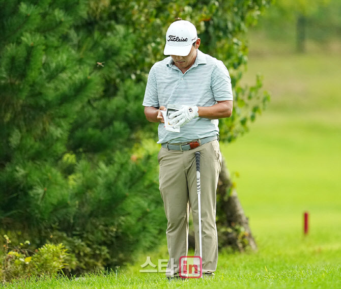 [골프in 포토] 강성훈,야디지북을 본다
