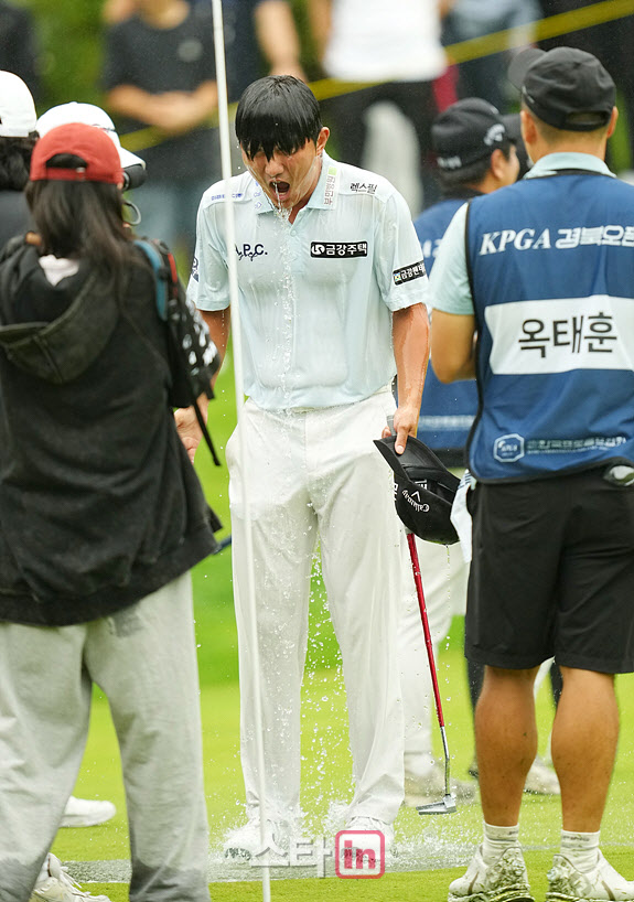 [골프in 포토] 옥태훈, 물폭탄에 맞고 시스루 패션