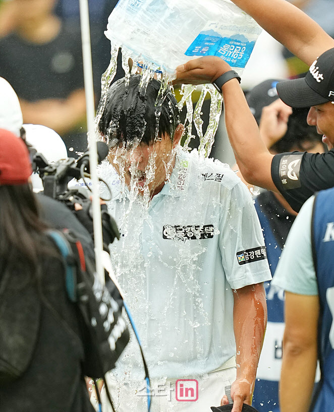 [골프in 포토] 옥태훈, 폭포수 축하 물세례
