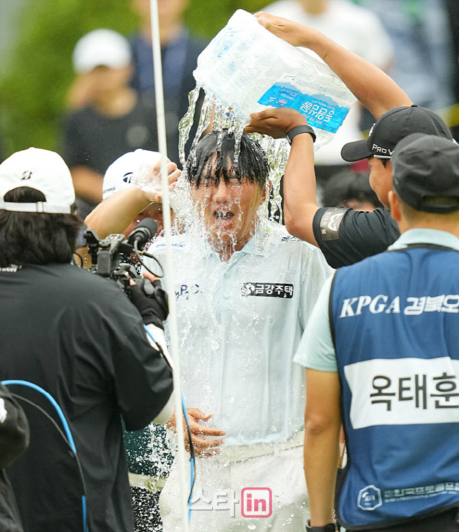 [골프in 포토] 옥태훈,눈뜰 수 없는 축하 물폭탄