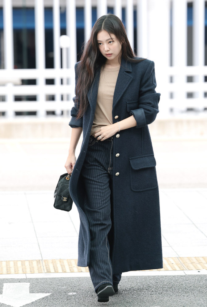 제니, 공항 런웨이