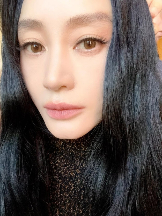 55세 맞나?…김혜수, 완벽한 초근접샷