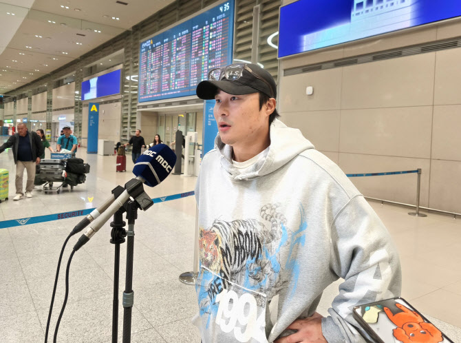 김하성 귀국 "힘든 시즌이었지만 잘 이겨내...내년 거취는 아직"