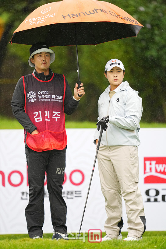 [골프in 포토] 김민주,코치님과 함께