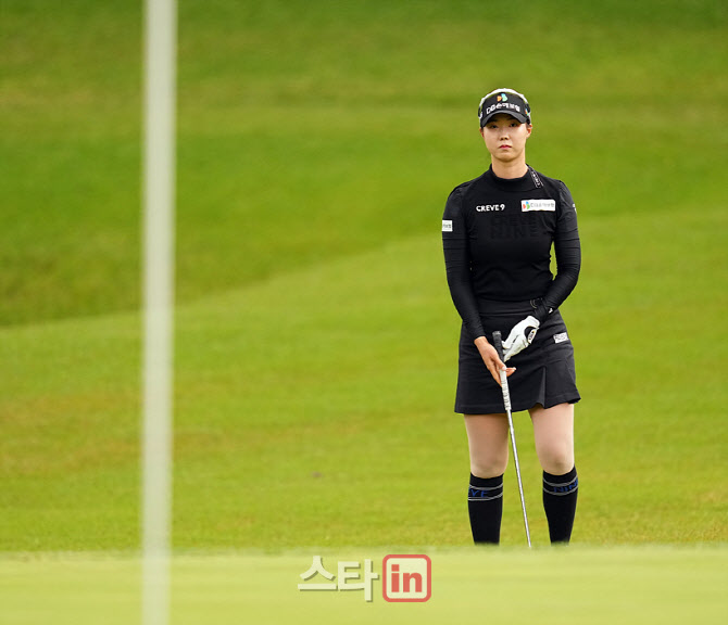 [골프in 포토] 권서연,첫홀 칩인 버디를 바라본다