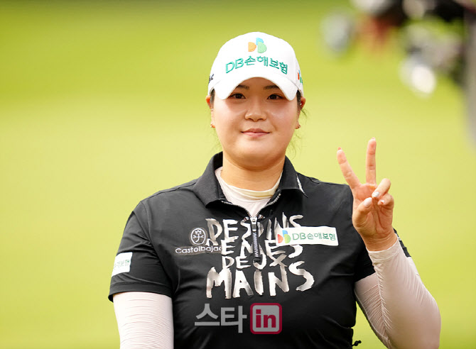 [골프in 포토] 이준이,차분한 브이 홀아웃