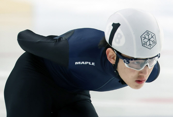‘고교생’ 임종언, 쇼트트랙 월드투어 1500m 金... 여자 계주도 1위