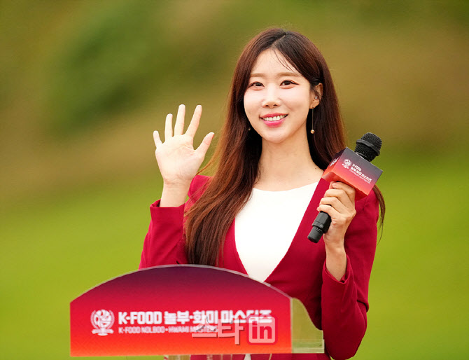 [골프in 포토] 진달래 아나운서,반가운 손인사
