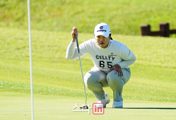 [포토] 강가율, 신중히 살피는 버디라인