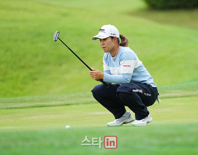 [포토] 나사 하타오카,버디위해 퍼트라인을 본다
