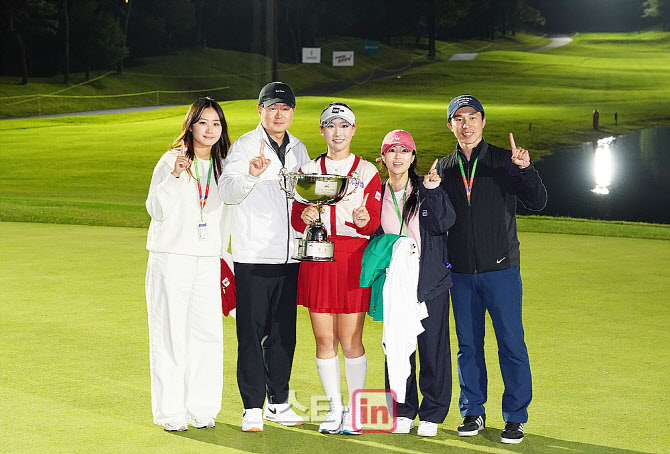 [포토] 이율린, 매니지먼트 식구들과 함께