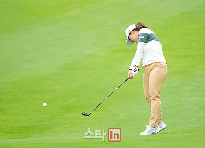 [골프in 포토] 나사 하카오타,강력한 우드샷