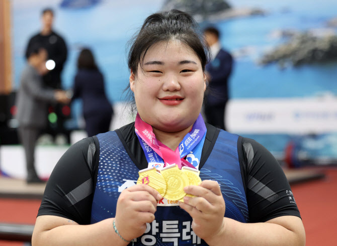 [포토] 부산 전국체전 역도 3관왕 박혜정 '금빛 미소'