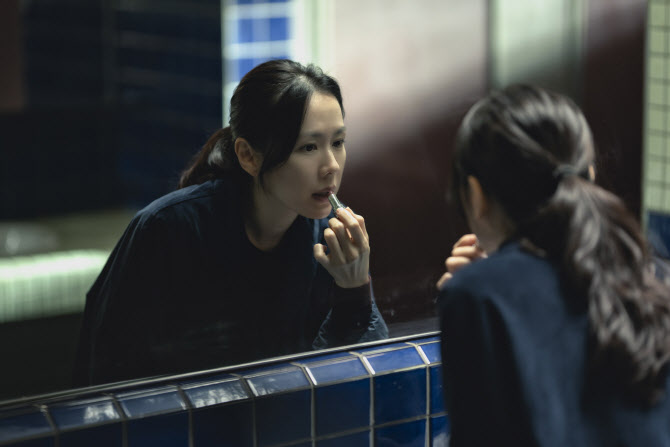 '어쩔수가없다' 손예진, 7년 만에 꺼낸 새 얼굴…인생캐 열연 극찬