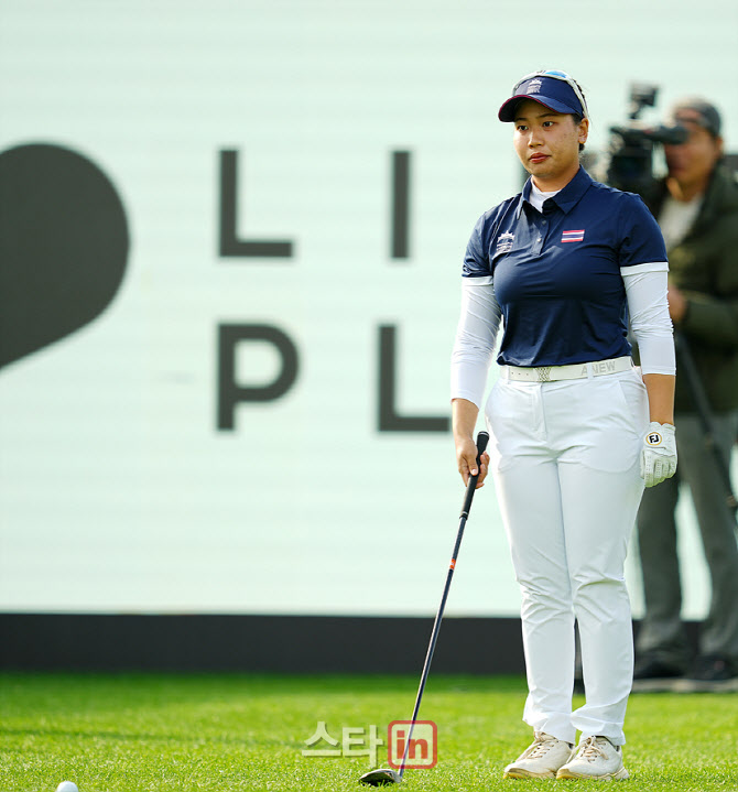 [골프in 포토] 찬네티 완나센,차분하게 바라보는 첫홀