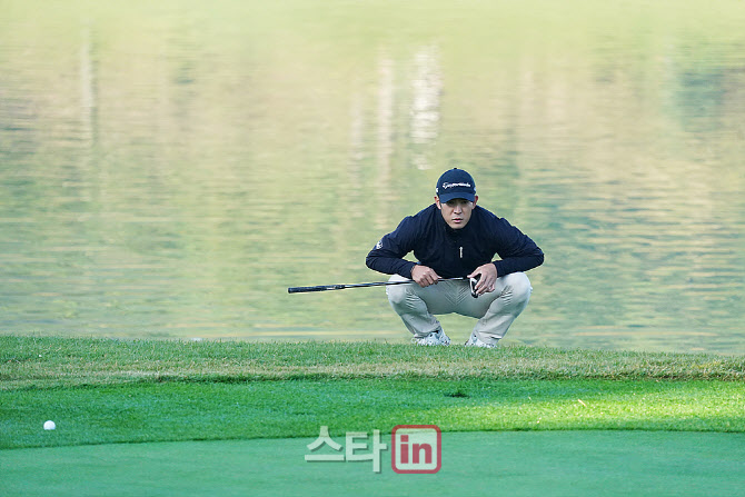 [포토] 나카지마 케이타, 옆에서 살피는 그린 경사