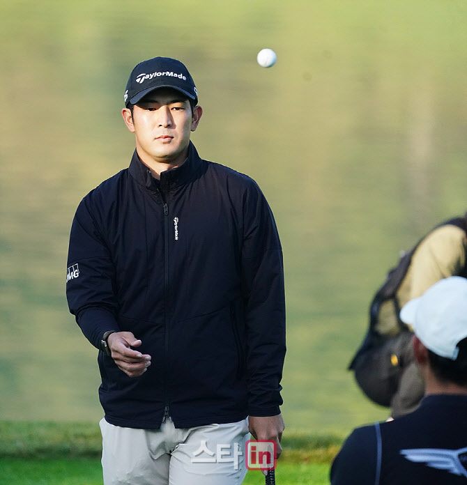 [포토] 나카지마 케이타, 캐디에게 볼토스