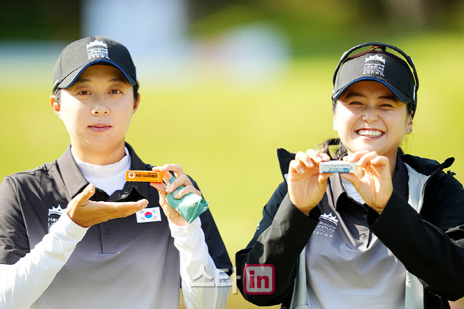 [골프in 포토] 김효주-최혜진,껌은 이것이 최고