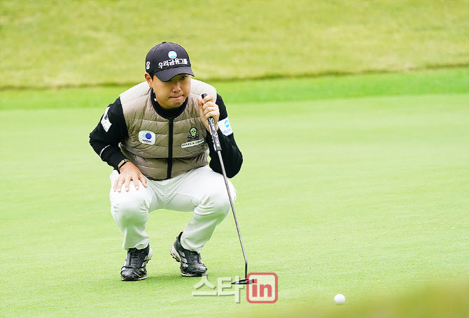 [포토] 조우영, 비장하게 읽어낸다