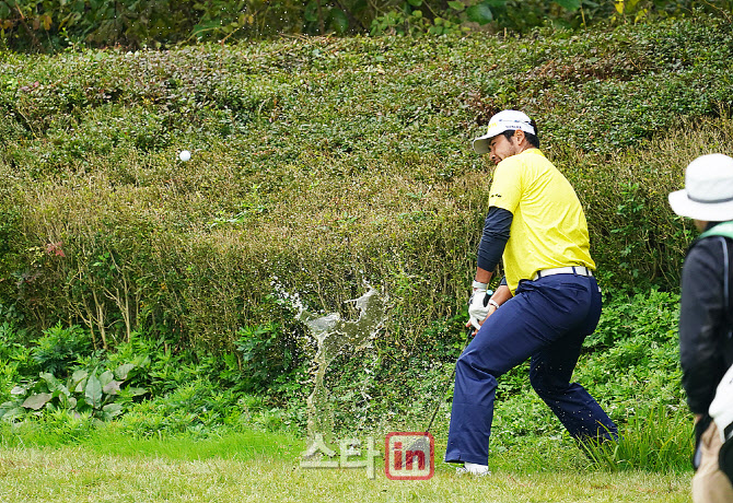 [포토] 마쓰야마 히데키, 물속에서 꺼낸다
