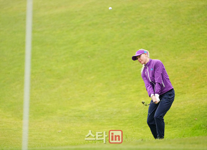 [골프in 포토] 찰리 헐,핀에 붙어라