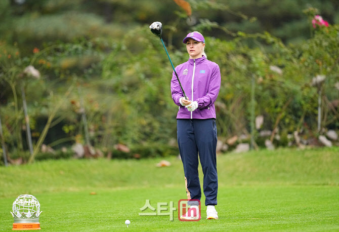 [골프in 포토] 찰리 헐,정확하게 바라본다
