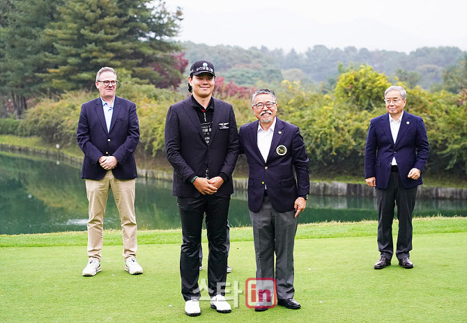 [포토] 이정환, 한국프로골프협회 김원섭 회장으로부터 우승자켓