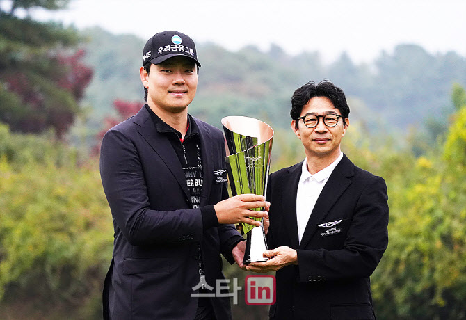 [포토] 이정환, 제네시스 송민규 부사장으로부터 빛나는 트로피 수상