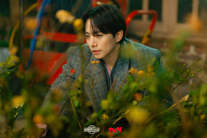 윤아 가니 준호 왔네… 드라마 '태풍상사'[별의별 리뷰]