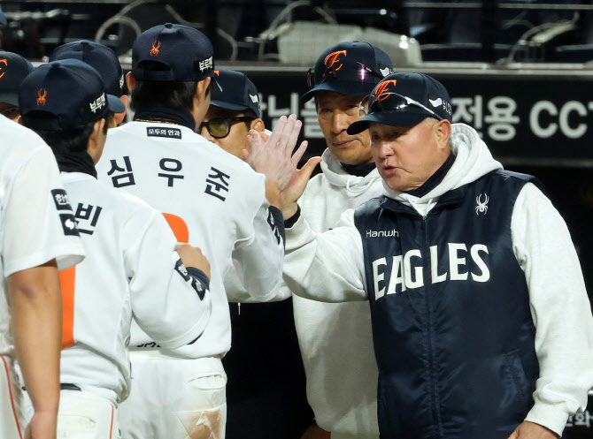 한화, 6946일 만에 KS 이겼다...김경문 감독, KS 10연패 탈출