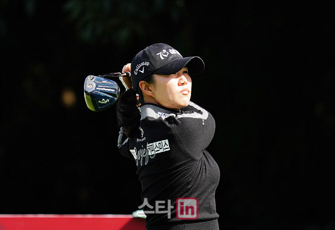 [포토] 마다솜, 타구 바라보는 디팬딩 챔프