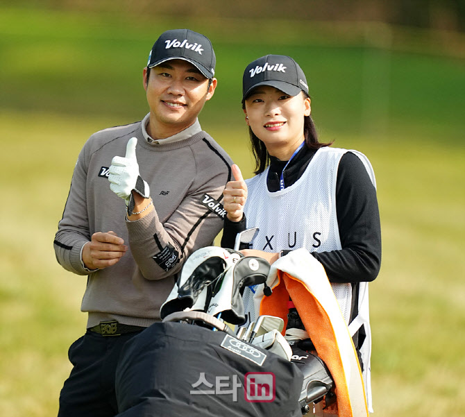 [골프in 포토] 김민수-류아라,부부 일심 동체