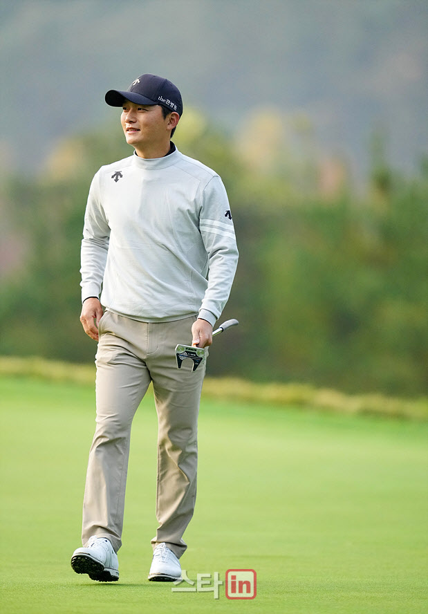 [골프in 포토] 김영수,여유로운 홀아웃
