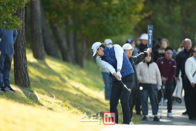 [골프in 포토] 박준섭,카트도로에서의 임팩트