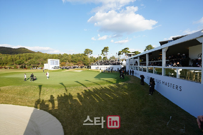 [골프in 포토]렉서스 마즈터즈 우승자를 기다리는 18번홀 갤러리들