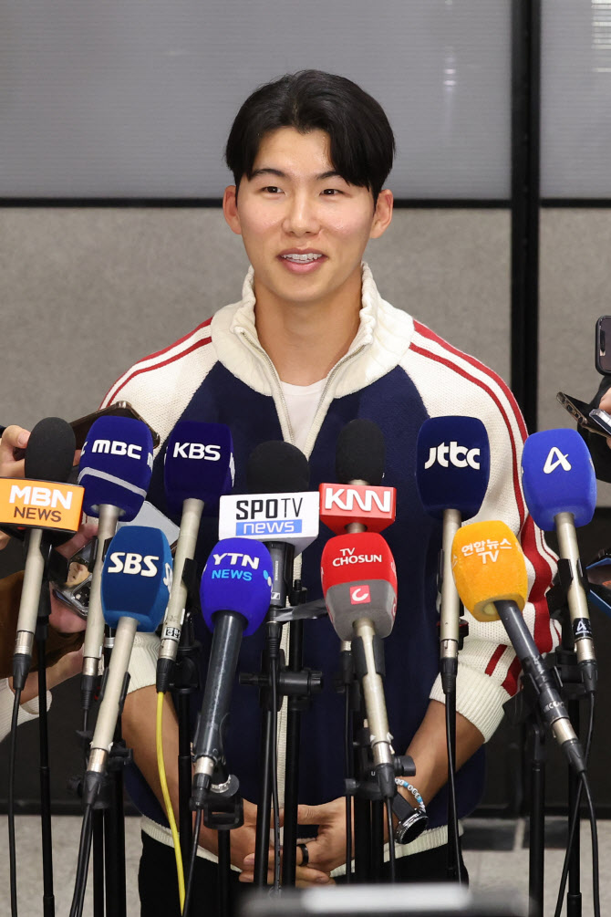 데뷔 첫 시즌에 'WS 우승' 김혜성 금의환향..."내 점수는 30점"