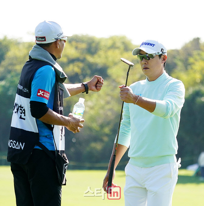 [포토] 정재현, 어렵게 마무리하며 하이파이브